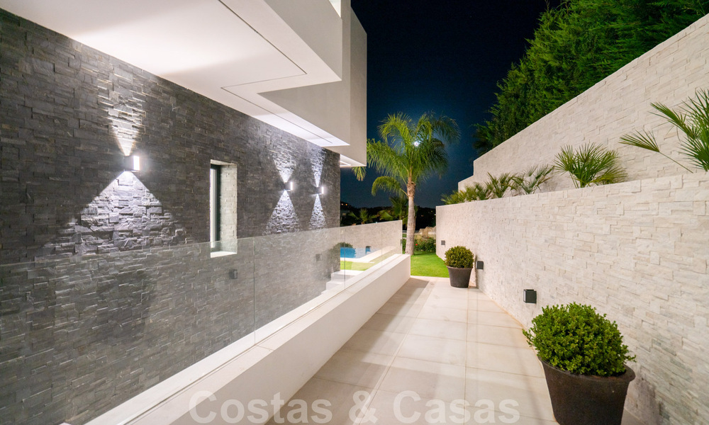 Lista para entrar a vivir, nueva villa de diseño moderno con impresionantes vistas en venta en Marbella - Benahavis 36074