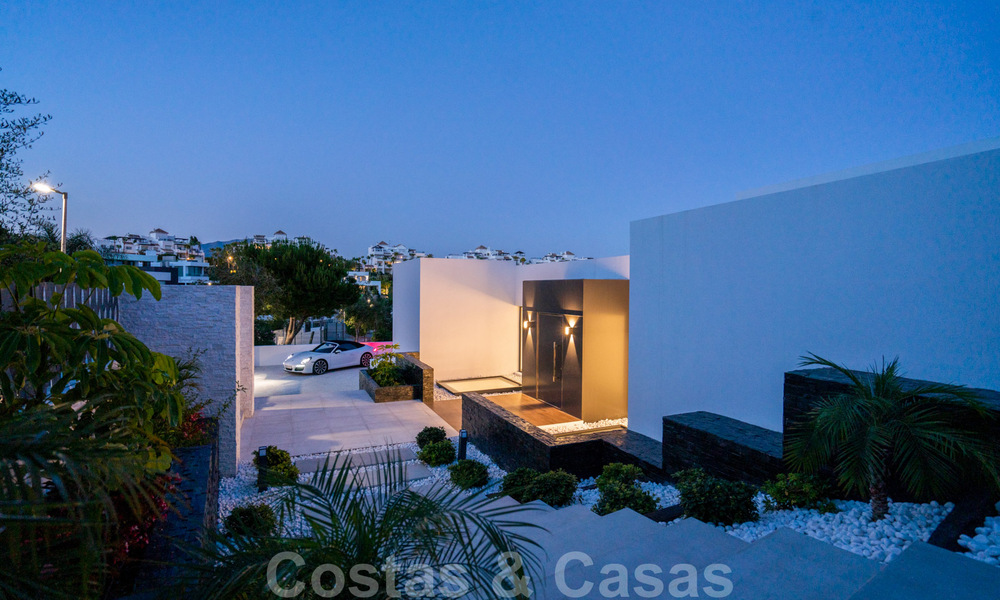 Lista para entrar a vivir, nueva villa de diseño moderno con impresionantes vistas en venta en Marbella - Benahavis 36075