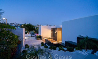 Lista para entrar a vivir, nueva villa de diseño moderno con impresionantes vistas en venta en Marbella - Benahavis 36075 