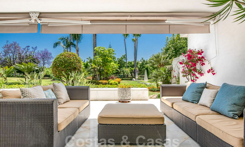 Apartamento de lujo renovado de 3 dormitorios en venta, primera línea de golf Las Brisas en Nueva Andalucía, Marbella 36086
