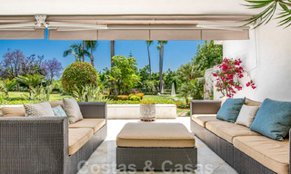 Apartamento de lujo renovado de 3 dormitorios en venta, primera línea de golf Las Brisas en Nueva Andalucía, Marbella 36086 