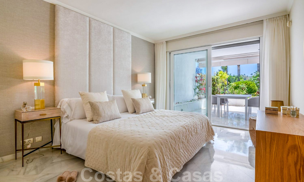 Apartamento de lujo renovado de 3 dormitorios en venta, primera línea de golf Las Brisas en Nueva Andalucía, Marbella 36088