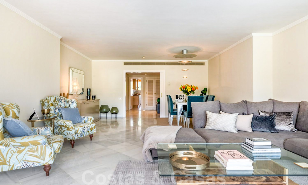Apartamento de lujo renovado de 3 dormitorios en venta, primera línea de golf Las Brisas en Nueva Andalucía, Marbella 36090
