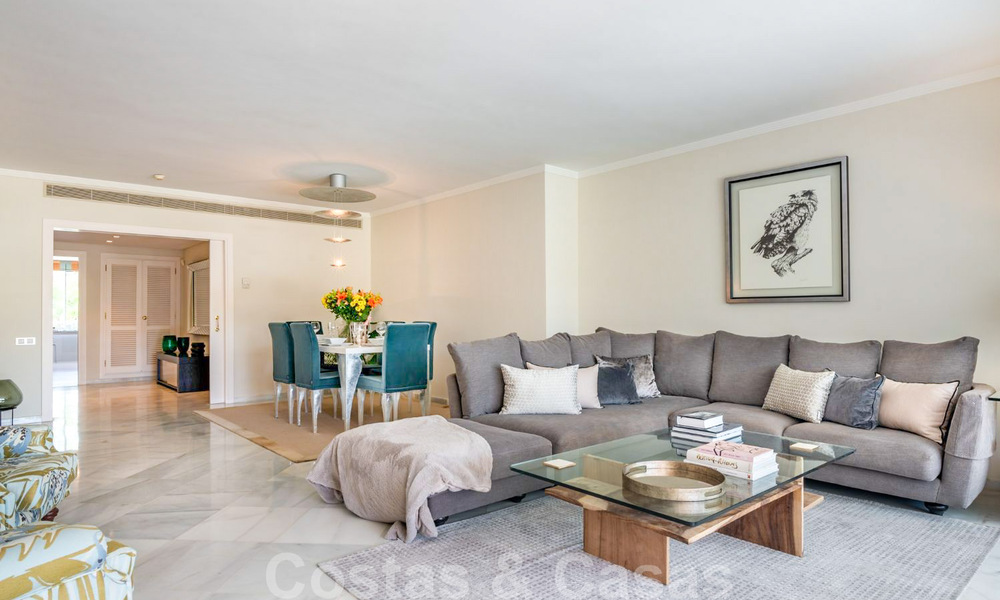 Apartamento de lujo renovado de 3 dormitorios en venta, primera línea de golf Las Brisas en Nueva Andalucía, Marbella 36091