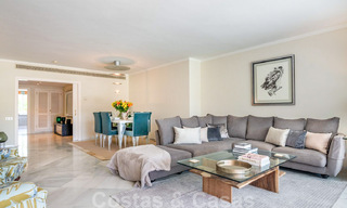 Apartamento de lujo renovado de 3 dormitorios en venta, primera línea de golf Las Brisas en Nueva Andalucía, Marbella 36091 