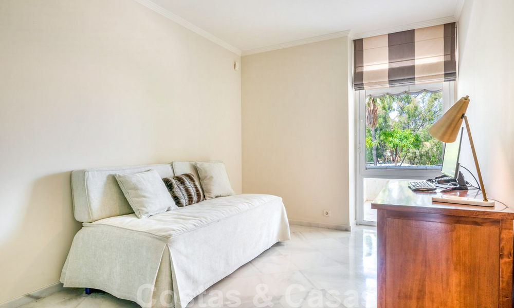 Apartamento de lujo renovado de 3 dormitorios en venta, primera línea de golf Las Brisas en Nueva Andalucía, Marbella 36093