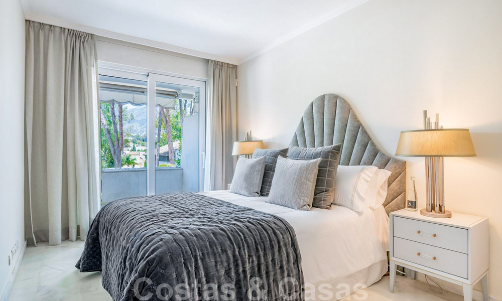 Apartamento de lujo renovado de 3 dormitorios en venta, primera línea de golf Las Brisas en Nueva Andalucía, Marbella 36094