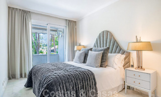 Apartamento de lujo renovado de 3 dormitorios en venta, primera línea de golf Las Brisas en Nueva Andalucía, Marbella 36094 