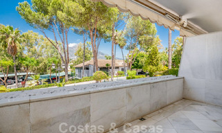 Apartamento de lujo renovado de 3 dormitorios en venta, primera línea de golf Las Brisas en Nueva Andalucía, Marbella 36095 