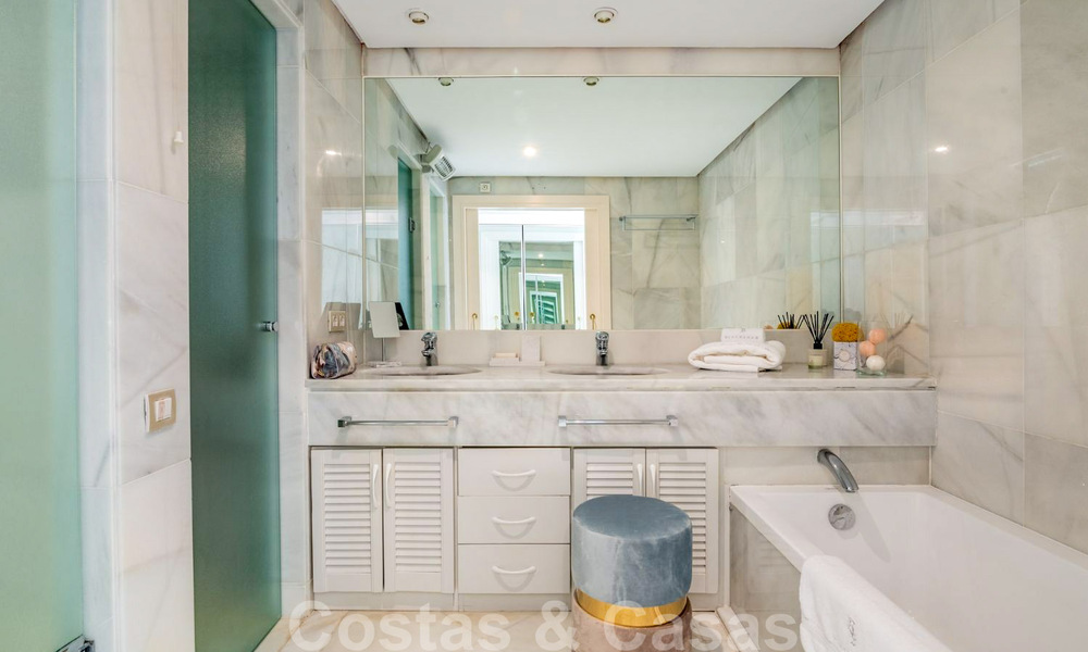 Apartamento de lujo renovado de 3 dormitorios en venta, primera línea de golf Las Brisas en Nueva Andalucía, Marbella 36096