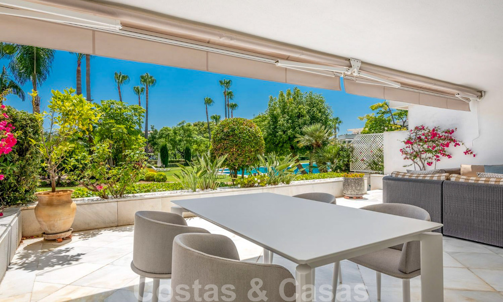 Apartamento de lujo renovado de 3 dormitorios en venta, primera línea de golf Las Brisas en Nueva Andalucía, Marbella 36097