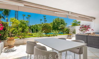 Apartamento de lujo renovado de 3 dormitorios en venta, primera línea de golf Las Brisas en Nueva Andalucía, Marbella 36097 