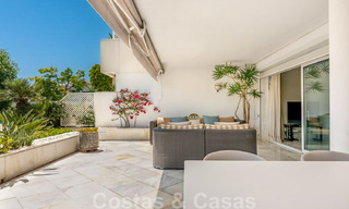 Apartamento de lujo renovado de 3 dormitorios en venta, primera línea de golf Las Brisas en Nueva Andalucía, Marbella 36098 