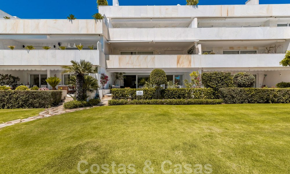 Apartamento de lujo renovado de 3 dormitorios en venta, primera línea de golf Las Brisas en Nueva Andalucía, Marbella 36099
