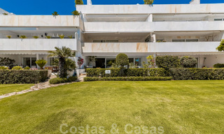 Apartamento de lujo renovado de 3 dormitorios en venta, primera línea de golf Las Brisas en Nueva Andalucía, Marbella 36099 