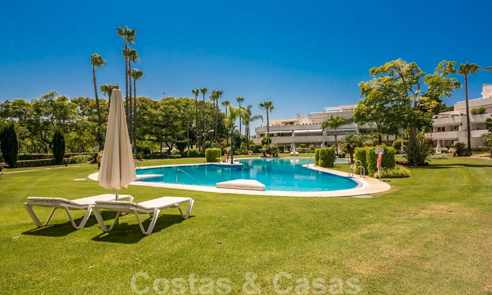 Apartamento de lujo renovado de 3 dormitorios en venta, primera línea de golf Las Brisas en Nueva Andalucía, Marbella 36100