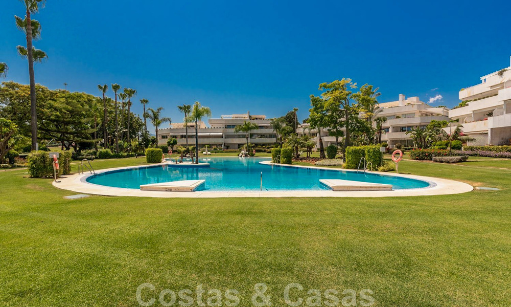 Apartamento de lujo renovado de 3 dormitorios en venta, primera línea de golf Las Brisas en Nueva Andalucía, Marbella 36101