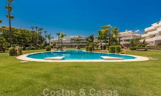 Apartamento de lujo renovado de 3 dormitorios en venta, primera línea de golf Las Brisas en Nueva Andalucía, Marbella 36101 
