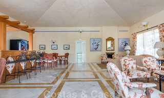 Apartamento de lujo renovado de 3 dormitorios en venta, primera línea de golf Las Brisas en Nueva Andalucía, Marbella 36102 