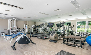 Apartamento de lujo renovado de 3 dormitorios en venta, primera línea de golf Las Brisas en Nueva Andalucía, Marbella 36104 