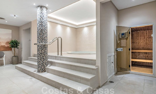 Apartamento de lujo renovado de 3 dormitorios en venta, primera línea de golf Las Brisas en Nueva Andalucía, Marbella 36105 