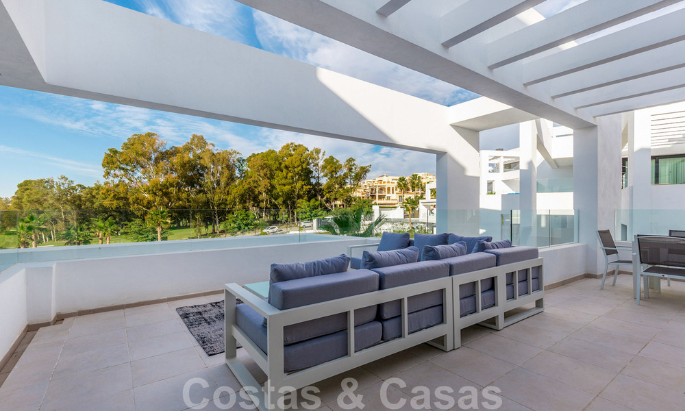 Ático de lujo moderno a la venta en un complejo de diseño en primera línea de golf en Benahavis - Marbella 36135