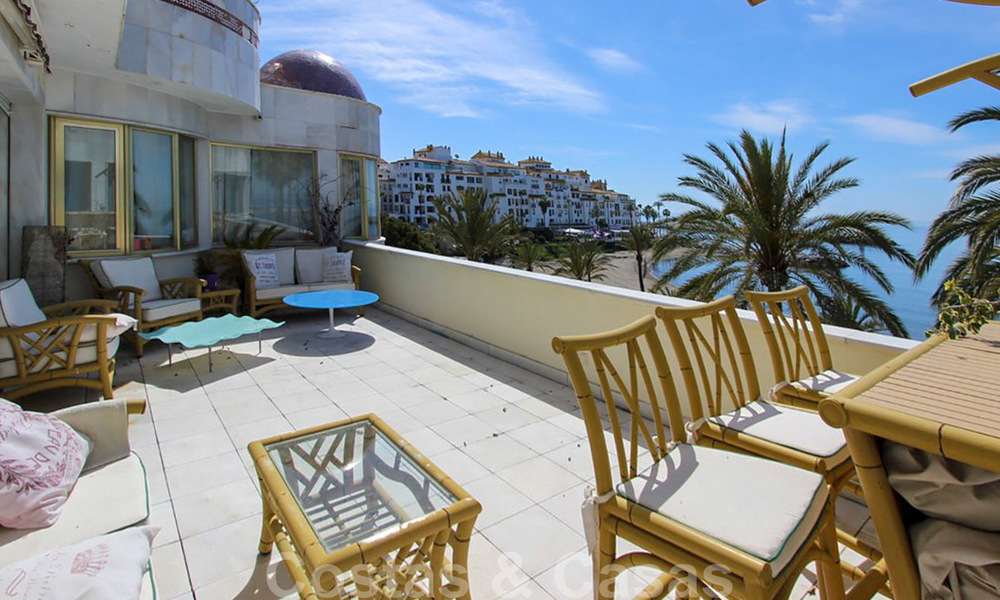 Apartamento en venta con vistas abiertas al mar en el icónico complejo en primera línea de playa Gray D'Albion en Puerto Banús, Marbella 36230