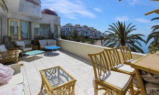 Apartamento en venta con vistas abiertas al mar en el icónico complejo en primera línea de playa Gray D'Albion en Puerto Banús, Marbella 36230 