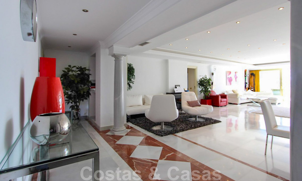 Apartamento en venta con vistas abiertas al mar en el icónico complejo en primera línea de playa Gray D'Albion en Puerto Banús, Marbella 36231
