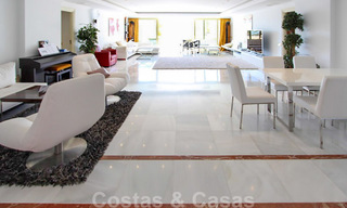 Apartamento en venta con vistas abiertas al mar en el icónico complejo en primera línea de playa Gray D'Albion en Puerto Banús, Marbella 36232 