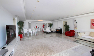 Apartamento en venta con vistas abiertas al mar en el icónico complejo en primera línea de playa Gray D'Albion en Puerto Banús, Marbella 36233 
