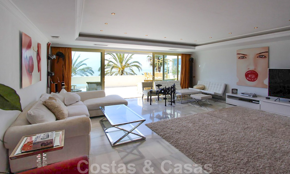 Apartamento en venta con vistas abiertas al mar en el icónico complejo en primera línea de playa Gray D'Albion en Puerto Banús, Marbella 36234