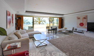 Apartamento en venta con vistas abiertas al mar en el icónico complejo en primera línea de playa Gray D'Albion en Puerto Banús, Marbella 36234 