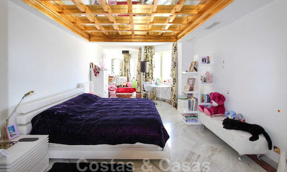 Apartamento en venta con vistas abiertas al mar en el icónico complejo en primera línea de playa Gray D'Albion en Puerto Banús, Marbella 36235