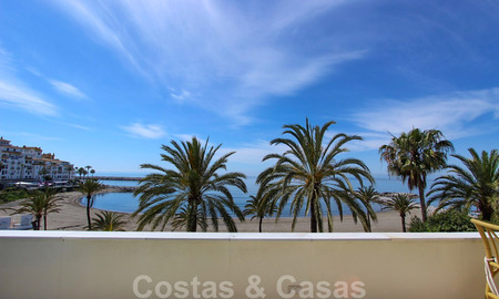 Apartamento en venta con vistas abiertas al mar en el icónico complejo en primera línea de playa Gray D'Albion en Puerto Banús, Marbella 36239
