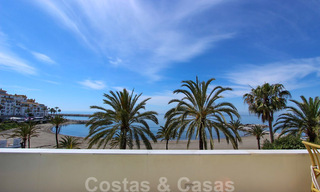 Apartamento en venta con vistas abiertas al mar en el icónico complejo en primera línea de playa Gray D'Albion en Puerto Banús, Marbella 36239 