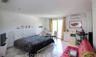 Apartamento en venta con vistas abiertas al mar en el icónico complejo en primera línea de playa Gray D'Albion en Puerto Banús, Marbella 36240 