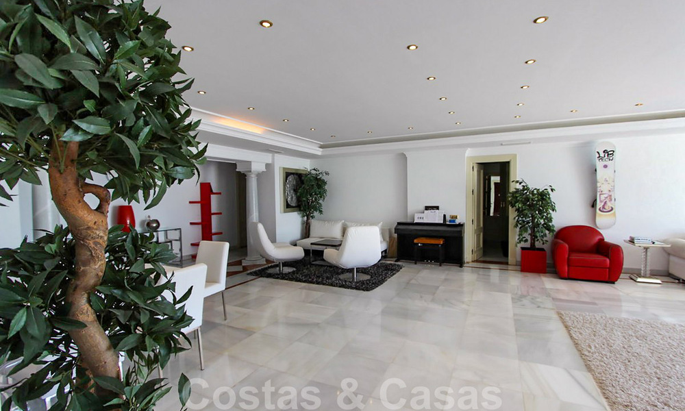 Apartamento en venta con vistas abiertas al mar en el icónico complejo en primera línea de playa Gray D'Albion en Puerto Banús, Marbella 36248