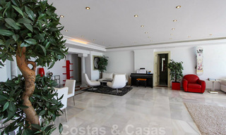 Apartamento en venta con vistas abiertas al mar en el icónico complejo en primera línea de playa Gray D'Albion en Puerto Banús, Marbella 36248 
