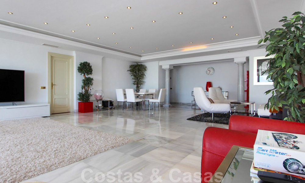 Apartamento en venta con vistas abiertas al mar en el icónico complejo en primera línea de playa Gray D'Albion en Puerto Banús, Marbella 36249