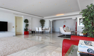 Apartamento en venta con vistas abiertas al mar en el icónico complejo en primera línea de playa Gray D'Albion en Puerto Banús, Marbella 36249 