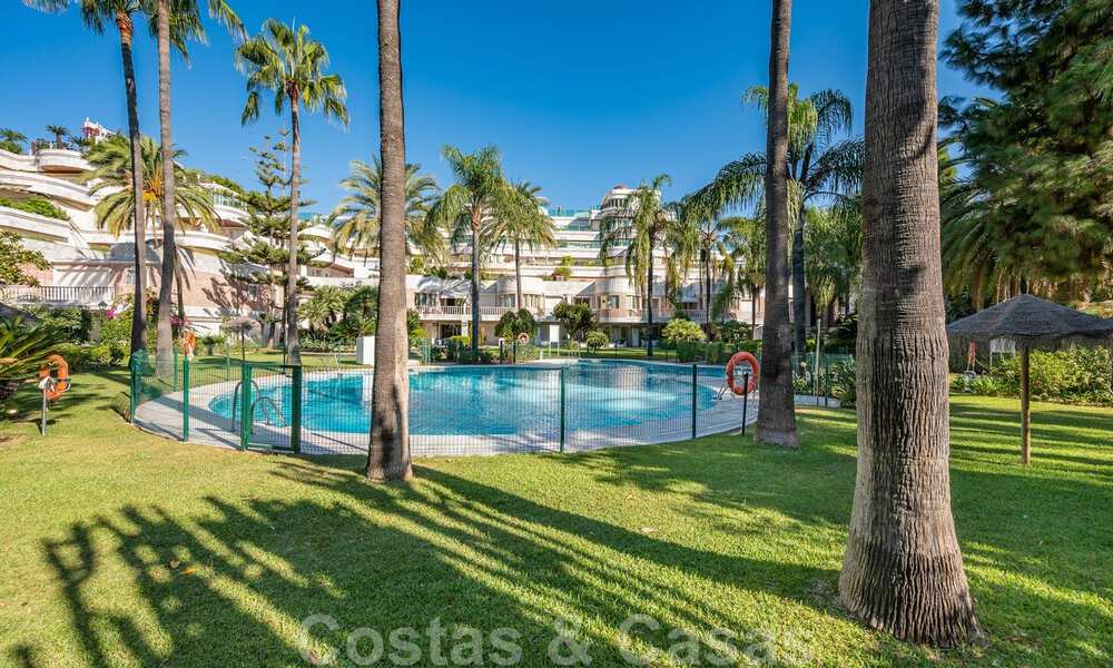 Apartamento en venta con vistas abiertas al mar en el icónico complejo en primera línea de playa Gray D'Albion en Puerto Banús, Marbella 36254