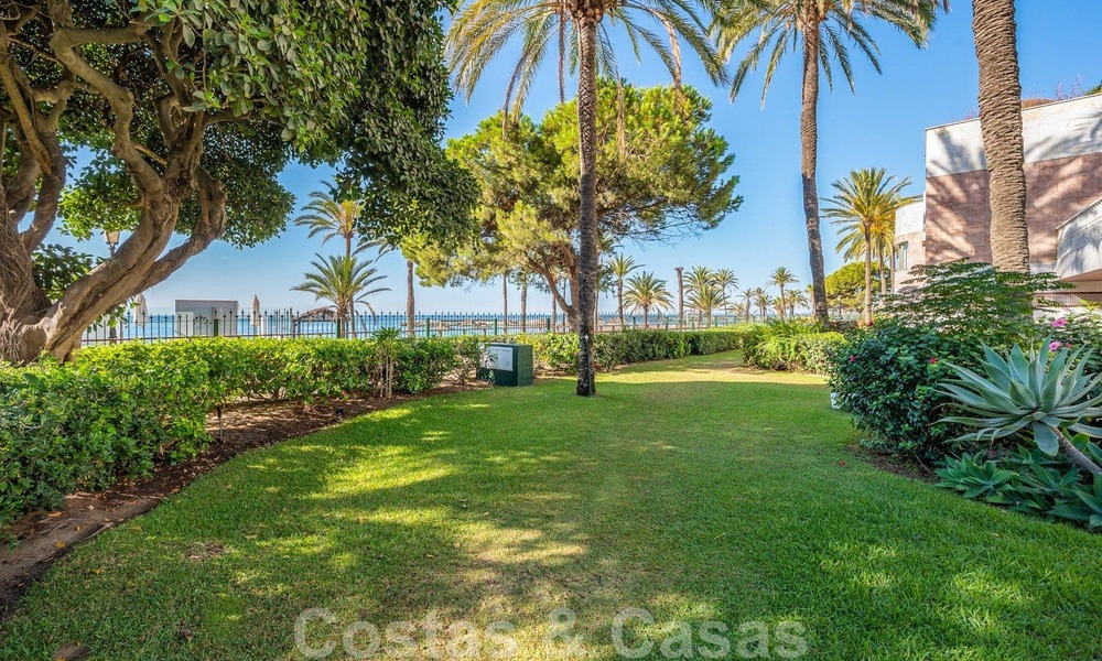Apartamento en venta con vistas abiertas al mar en el icónico complejo en primera línea de playa Gray D'Albion en Puerto Banús, Marbella 36255