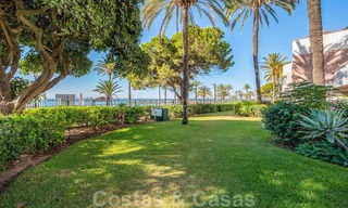Apartamento en venta con vistas abiertas al mar en el icónico complejo en primera línea de playa Gray D'Albion en Puerto Banús, Marbella 36255 