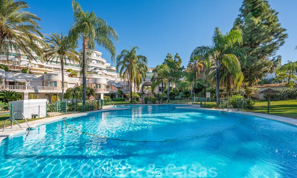 Apartamento en venta con vistas abiertas al mar en el icónico complejo en primera línea de playa Gray D'Albion en Puerto Banús, Marbella 36256