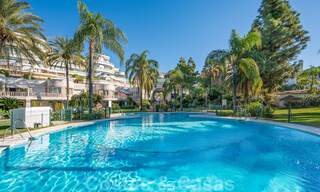 Apartamento en venta con vistas abiertas al mar en el icónico complejo en primera línea de playa Gray D'Albion en Puerto Banús, Marbella 36256 