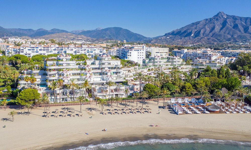 Apartamento en venta con vistas abiertas al mar en el icónico complejo en primera línea de playa Gray D'Albion en Puerto Banús, Marbella 36258