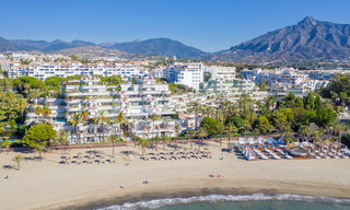 Apartamento en venta con vistas abiertas al mar en el icónico complejo en primera línea de playa Gray D'Albion en Puerto Banús, Marbella 36258 