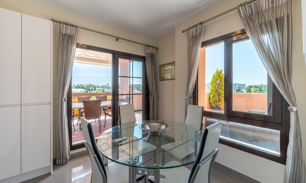 Ático de 5 dormitorios en venta en el lado de la playa de la Nueva Milla de Oro, entre Marbella y Estepona 36260