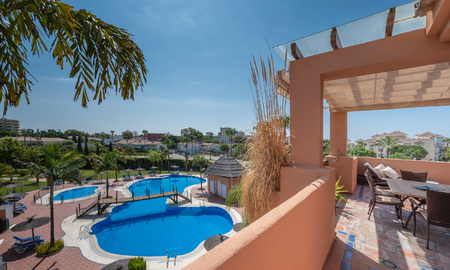 Ático de 5 dormitorios en venta en el lado de la playa de la Nueva Milla de Oro, entre Marbella y Estepona 36267
